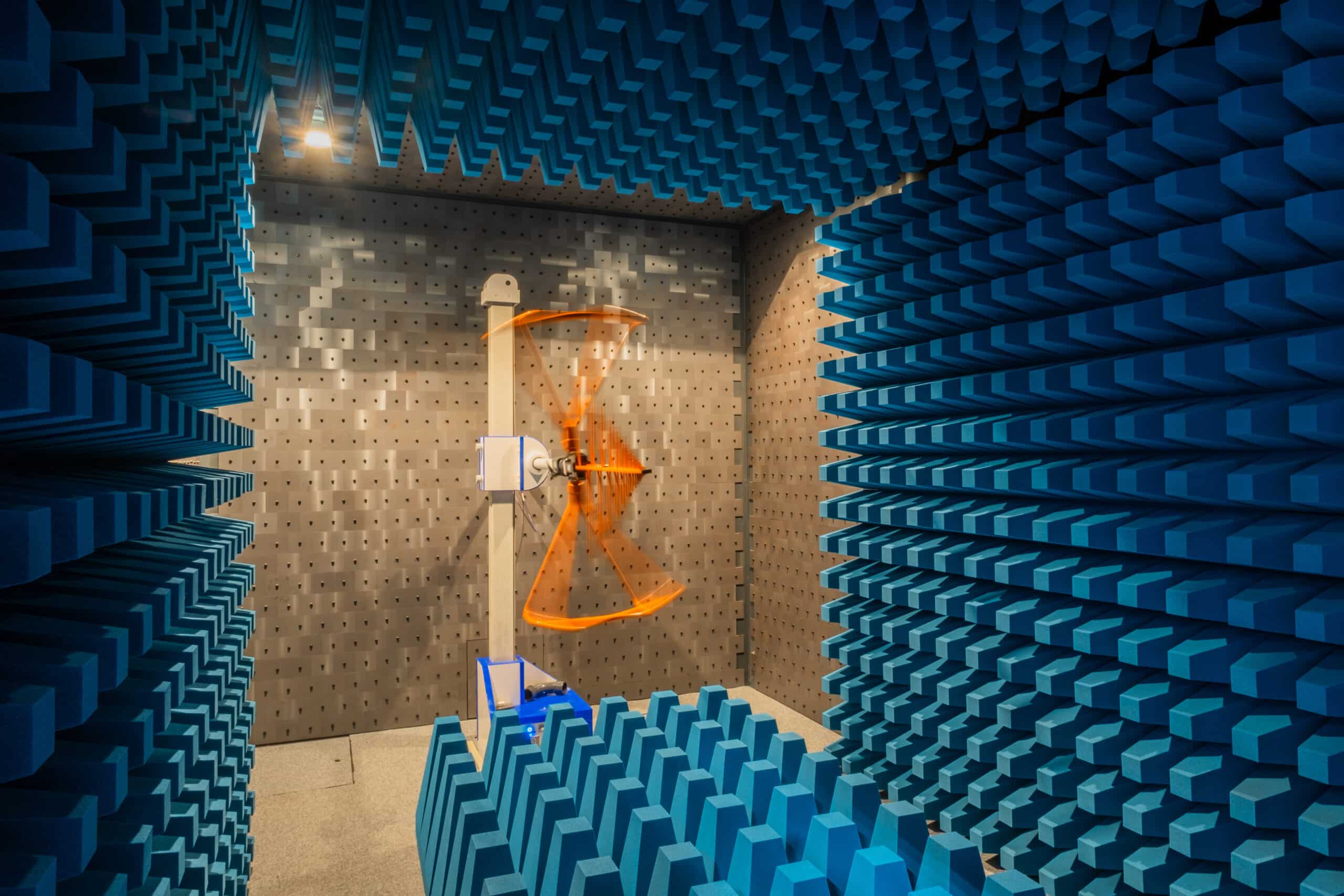 Intérieur d'une chambre anéchoïque tapissée de cônes absorbants pyramidaux