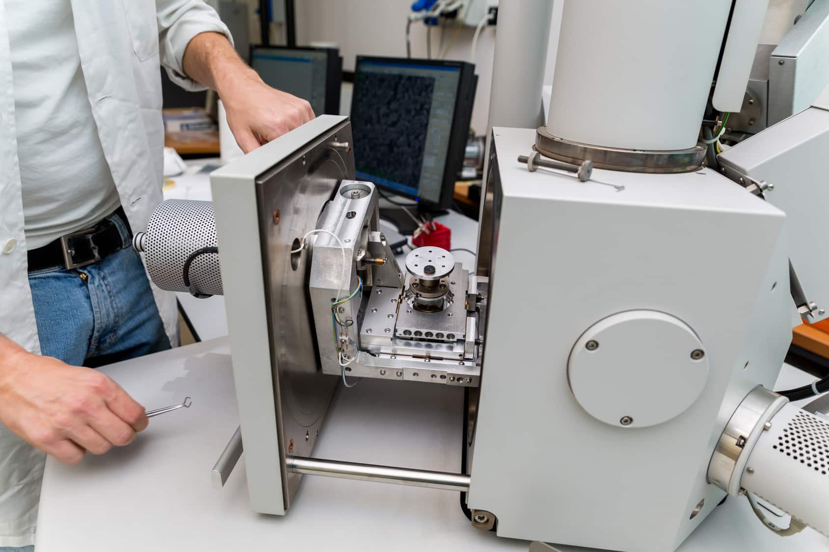 Chambre d'un microscope électronique à balayage ouverte sur sa platine porte-échantillons